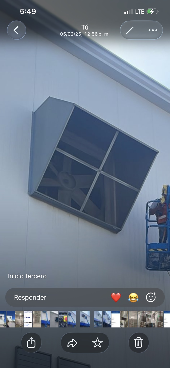 Cubierta metálica alrededor de un extractor instalado en pared