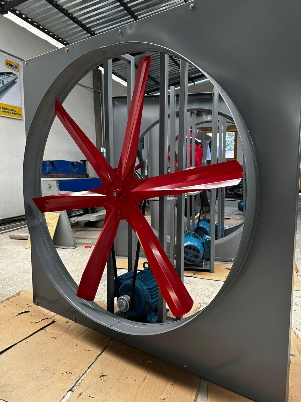 Extractor axial con aspas rojas y motor azul