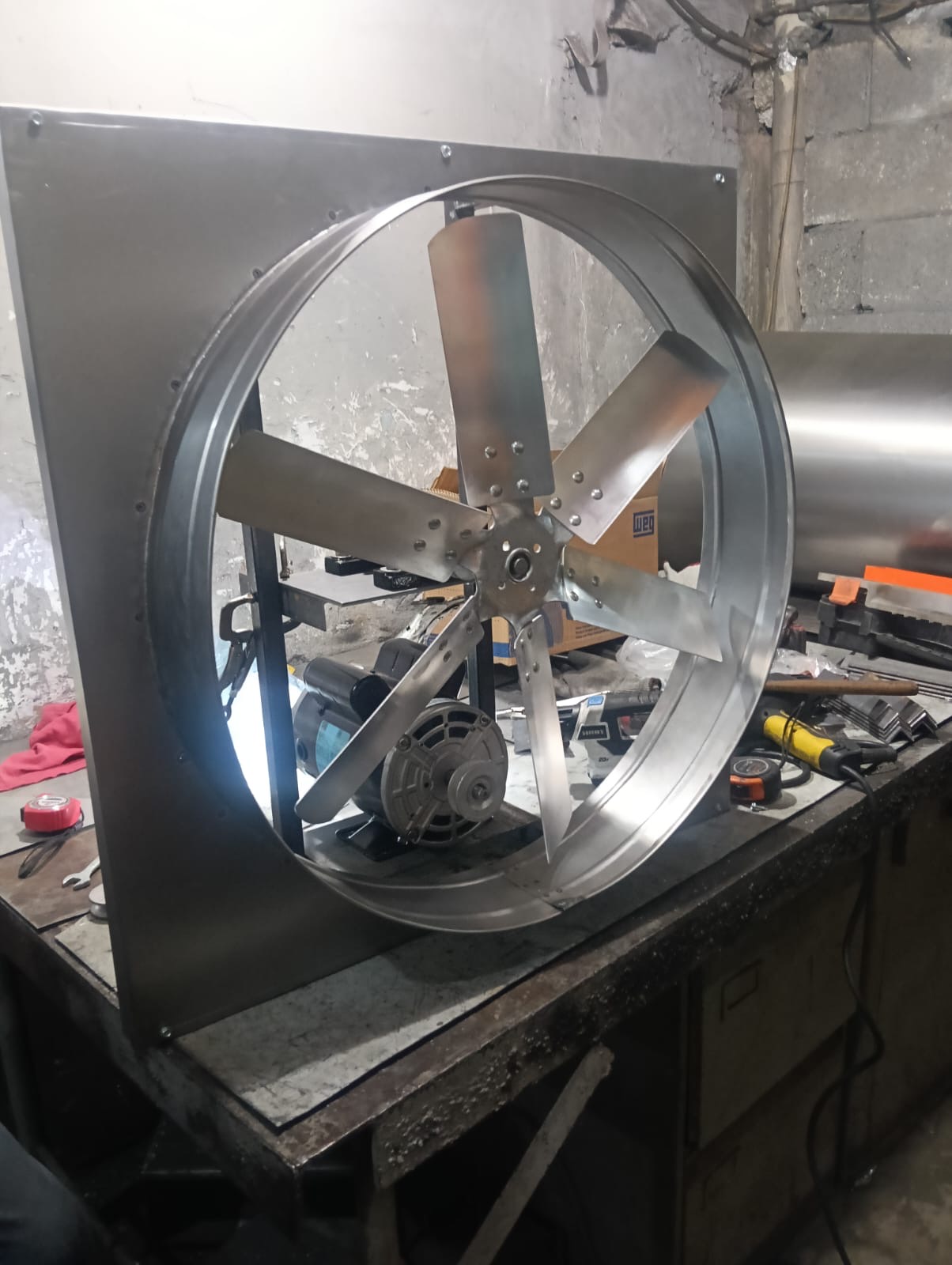 Extractor axial metálico sobre banco de taller